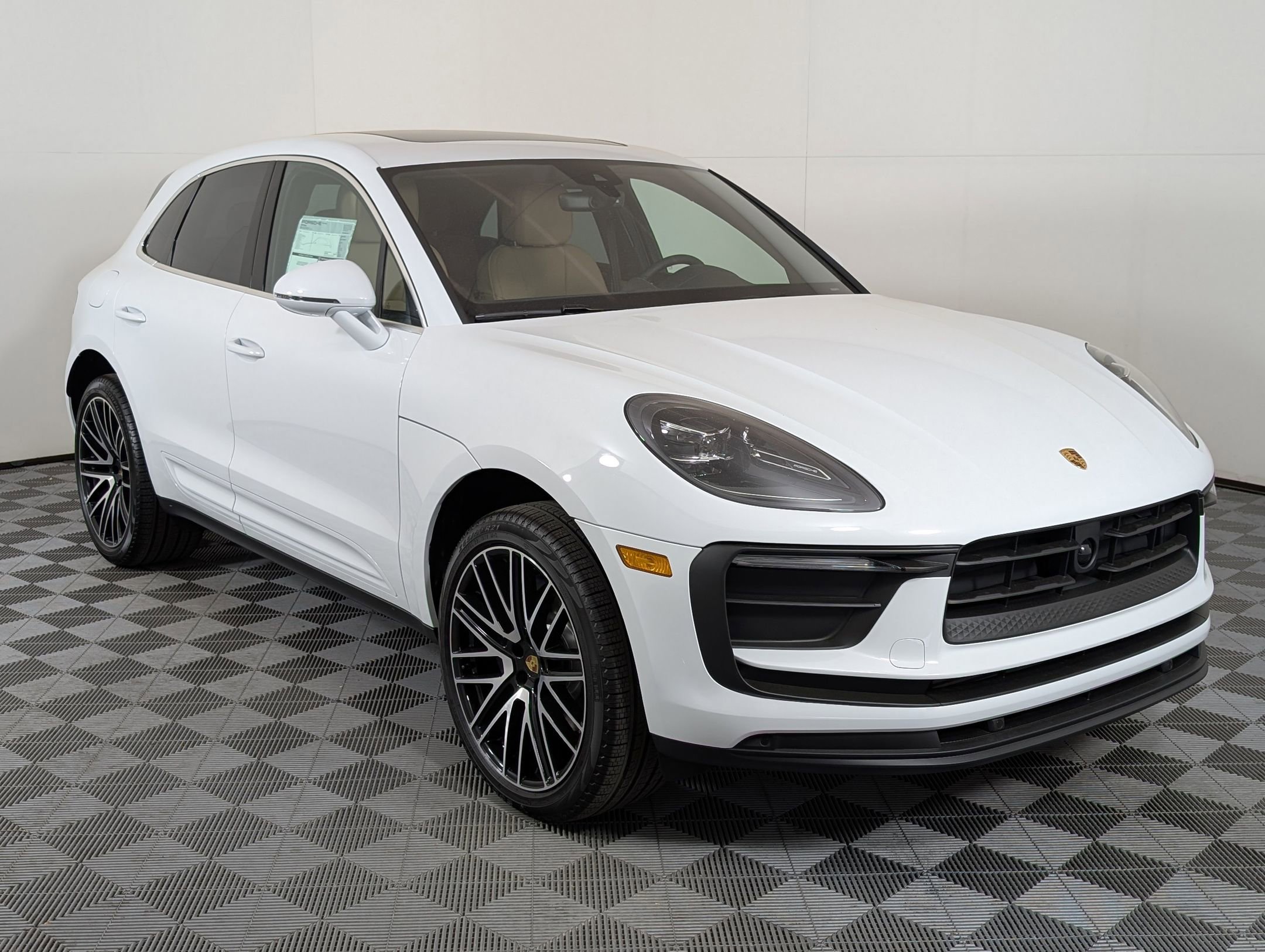 Certified 2025 Porsche Macan image 8