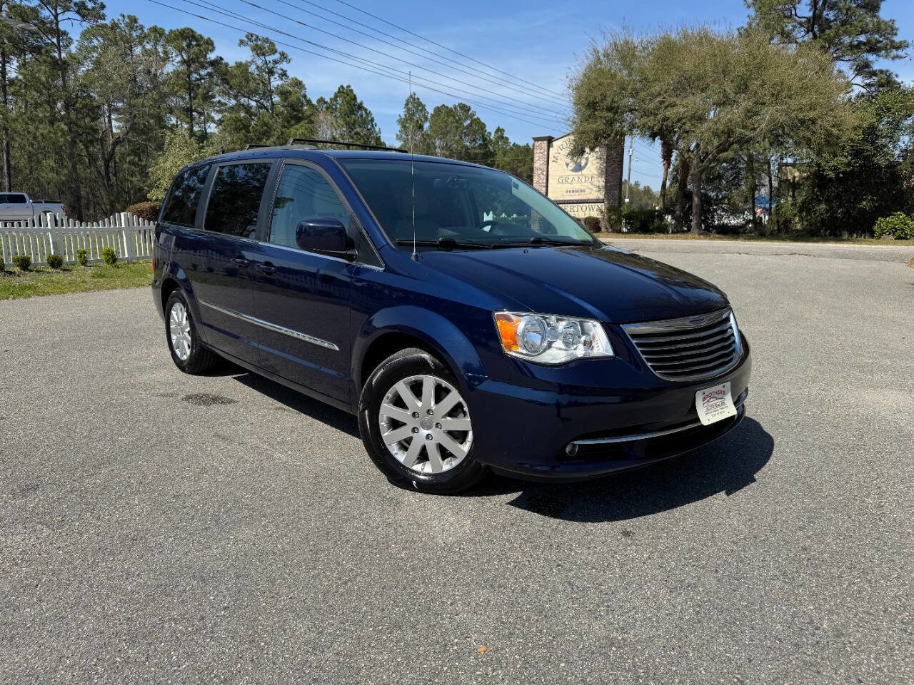 Used 2015 Chrysler Town & Country Touring image 8