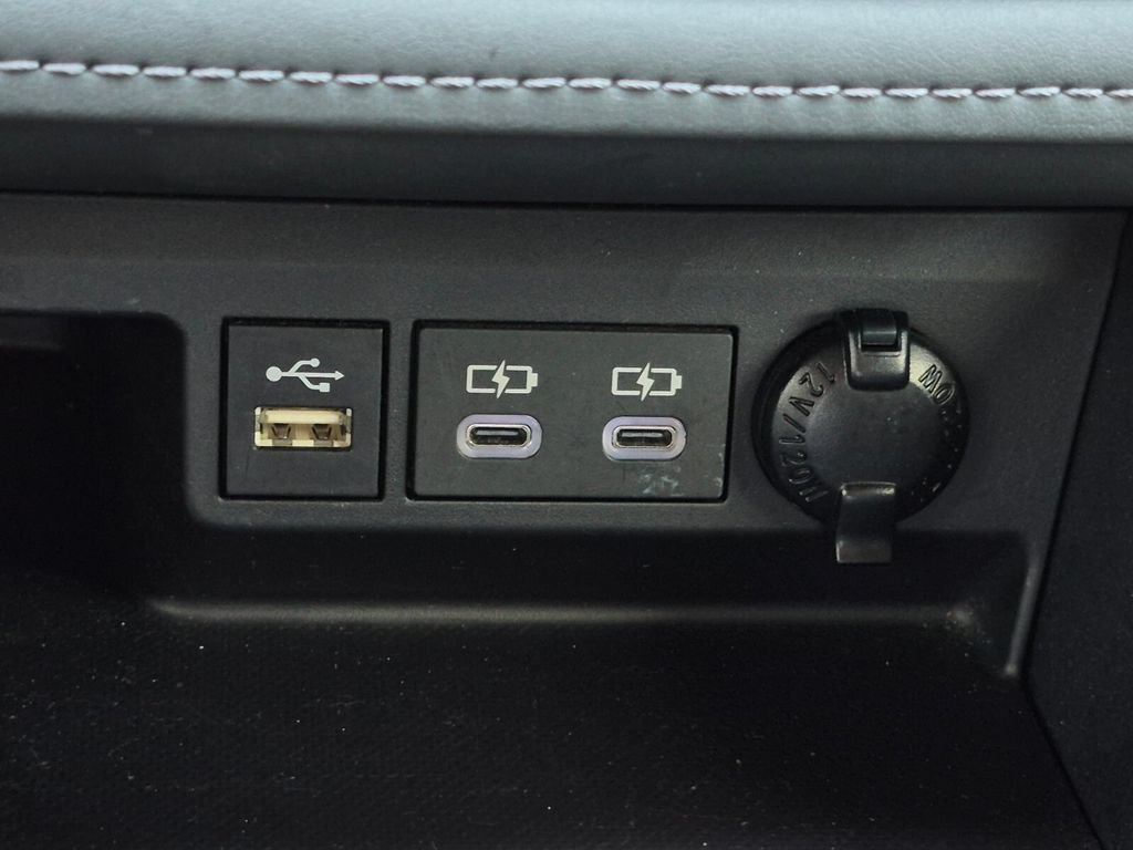 Used 2025 Toyota Highlander LE FWD image 25