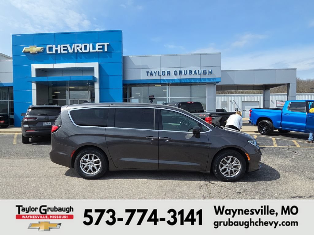 Used 2023 Chrysler Pacifica Touring-L FWD image 1