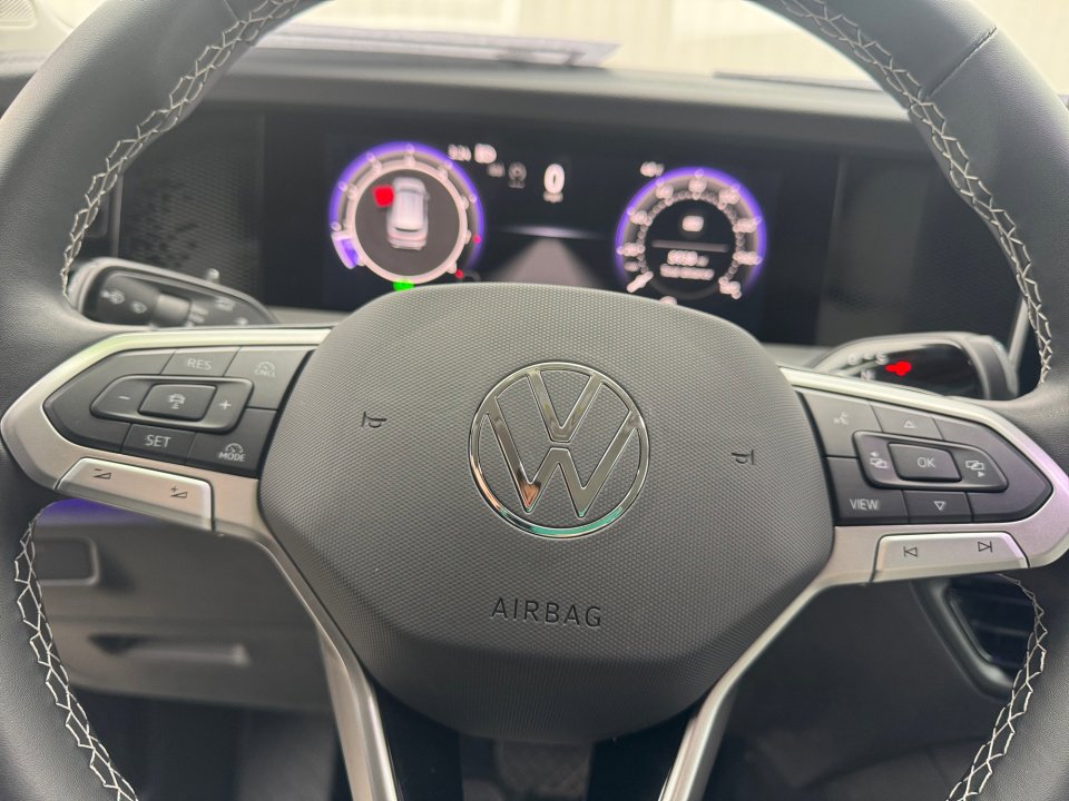 Certified 2025 Volkswagen Tiguan SE image 37