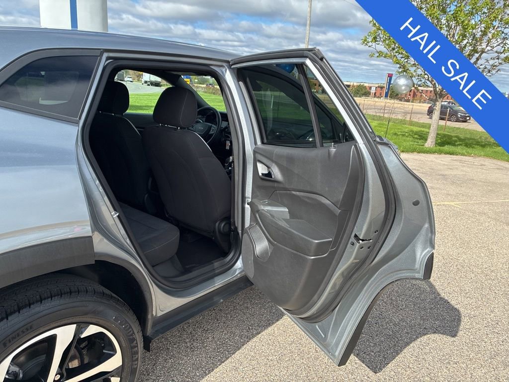 Used 2025 Chevrolet Trax RS w/ Driver Confidence Package FWD image 38