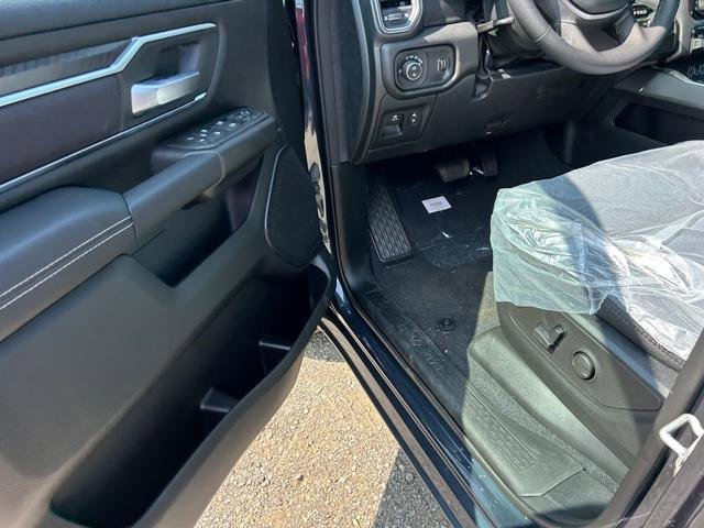New 2025 RAM 1500 4x4 Crew Cab image 9