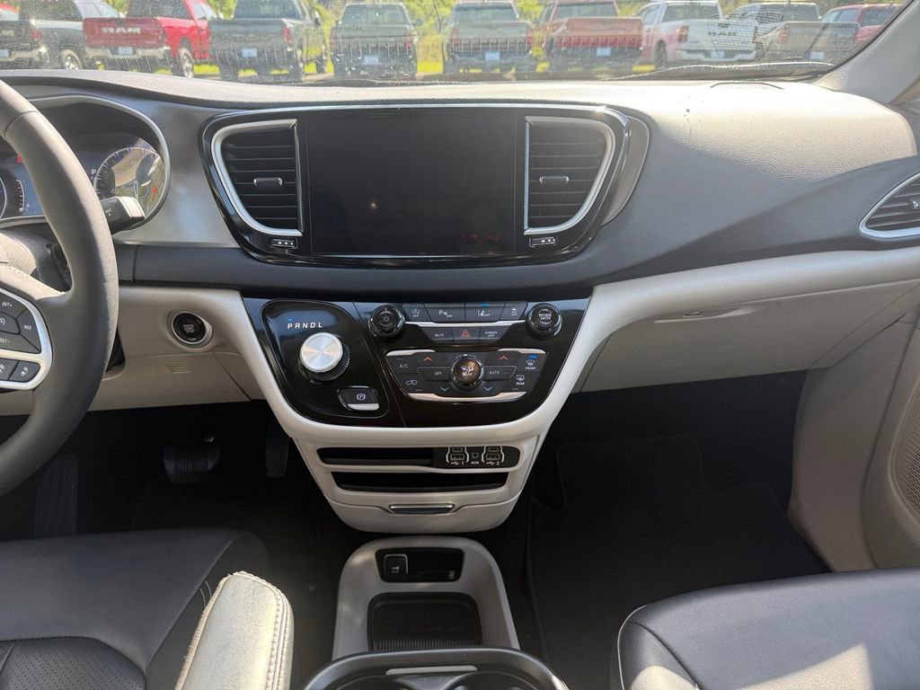 Used 2024 Chrysler Pacifica Touring-L FWD image 16