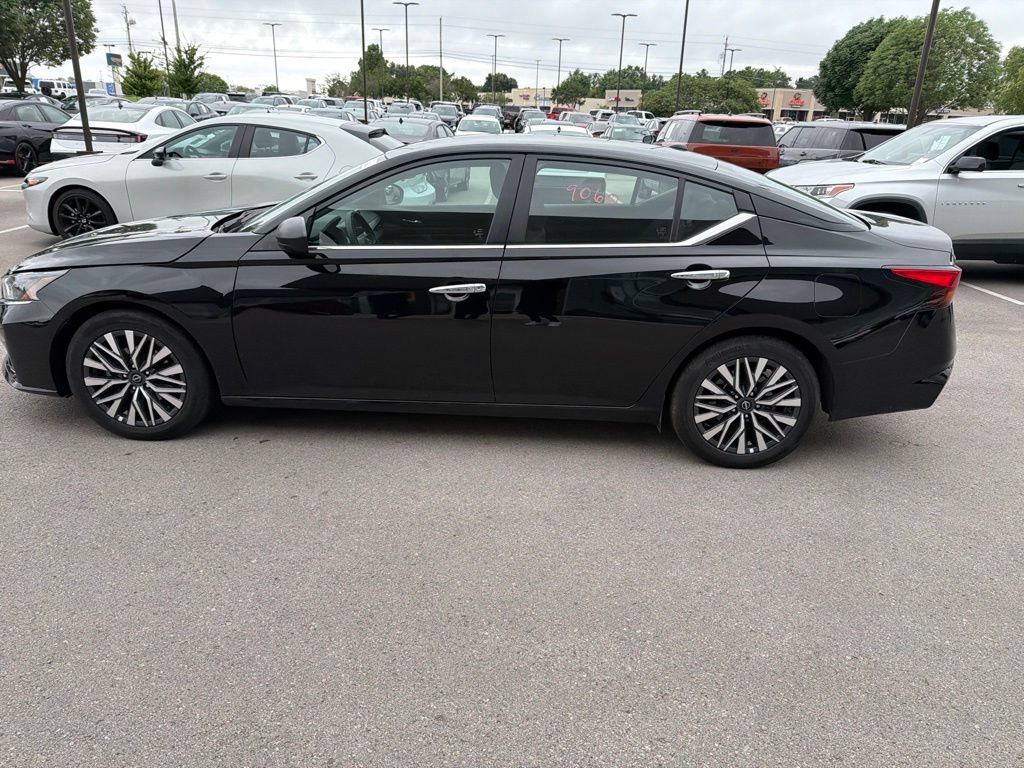 Used 2025 Nissan Altima 2.5 SV FWD image 12