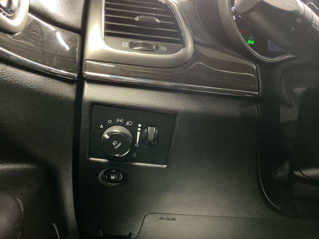 Used 2018 Jeep Grand Cherokee Overland AWD/4WD image 17