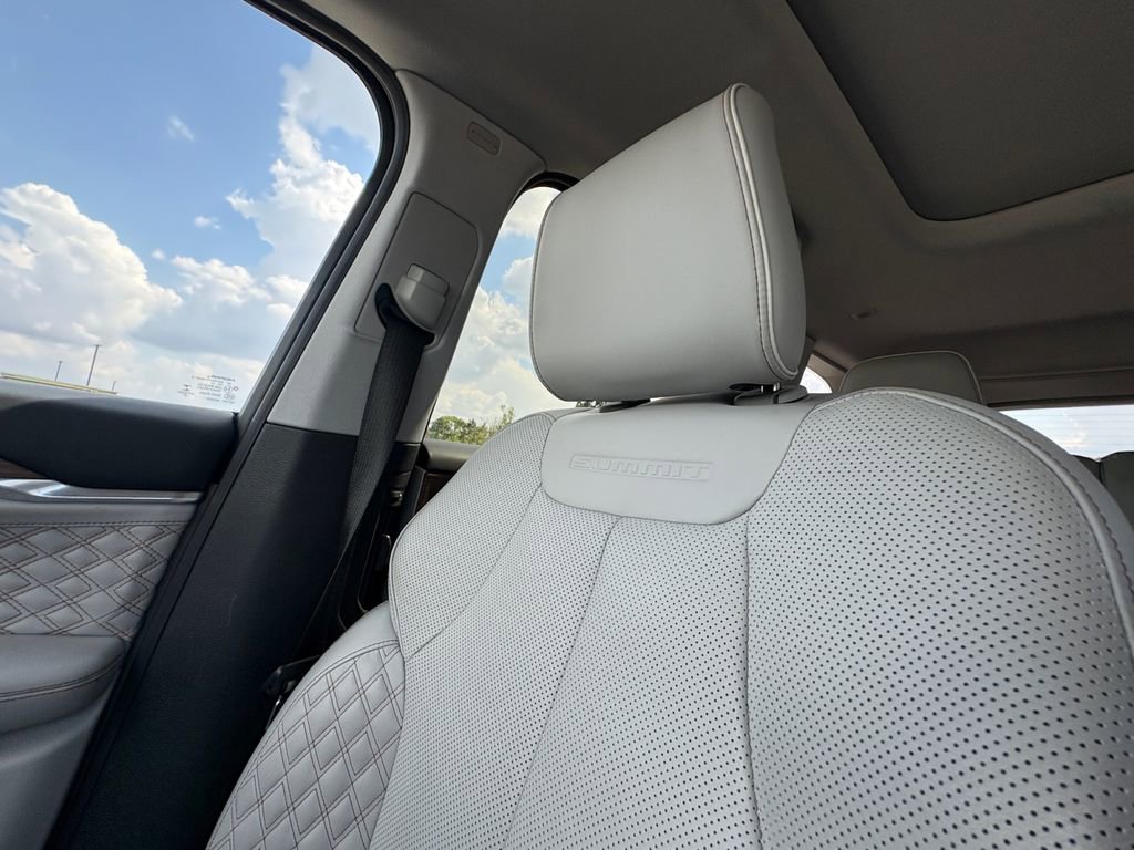 Used 2022 Jeep Grand Cherokee Summit AWD/4WD image 16