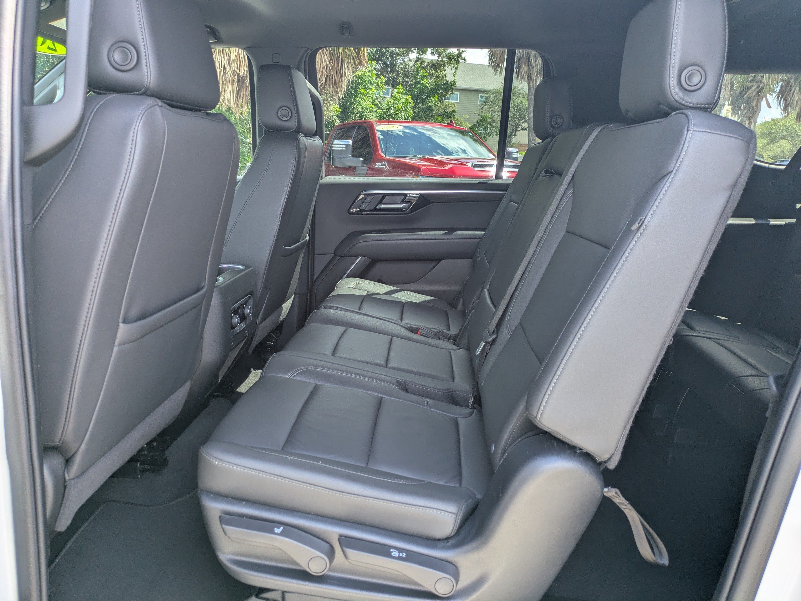 Used 2025 Chevrolet Suburban Z71 AWD/4WD image 13
