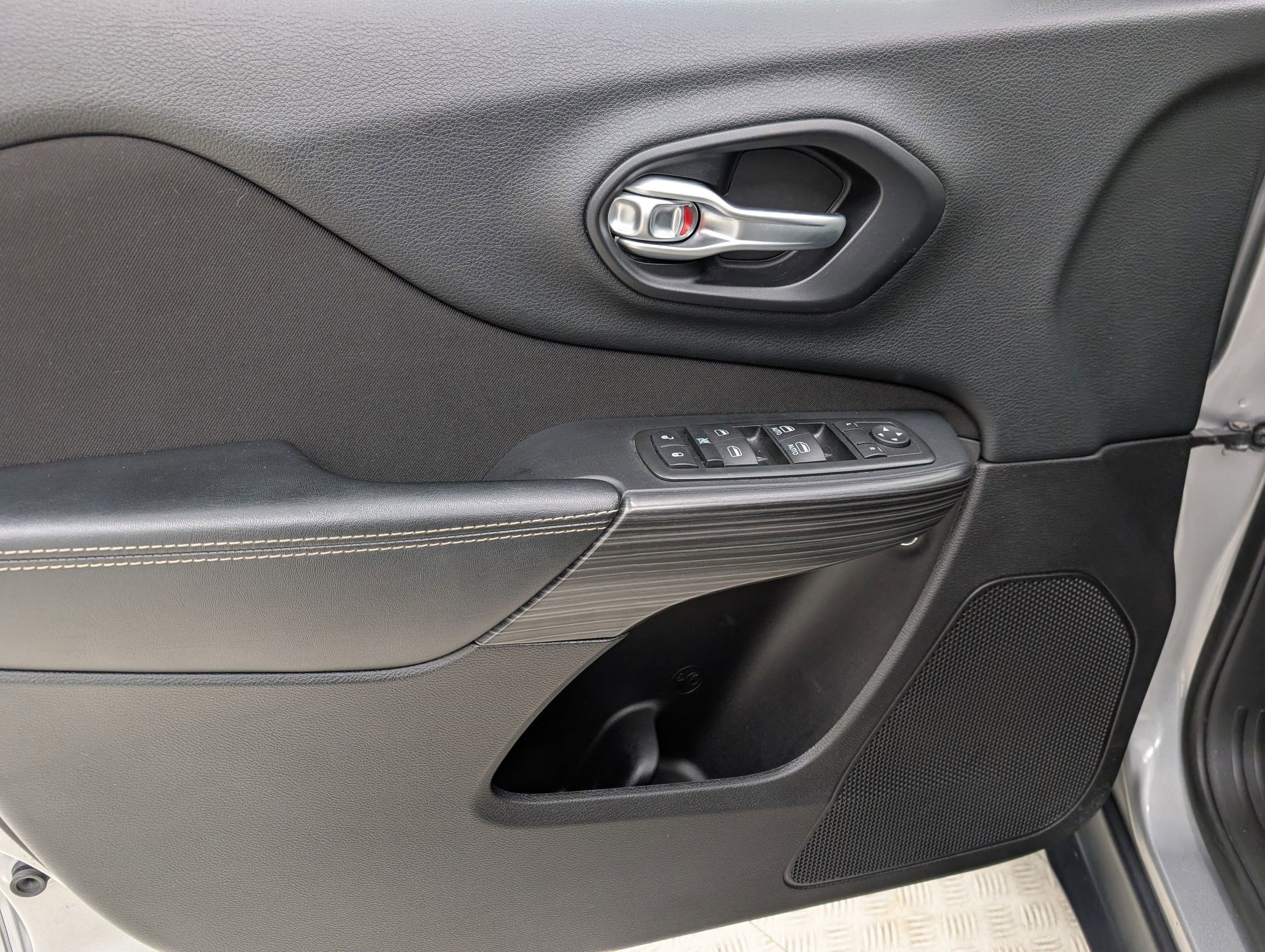 Used 2015 Jeep Cherokee Latitude w/ Cold Weather Group image 11