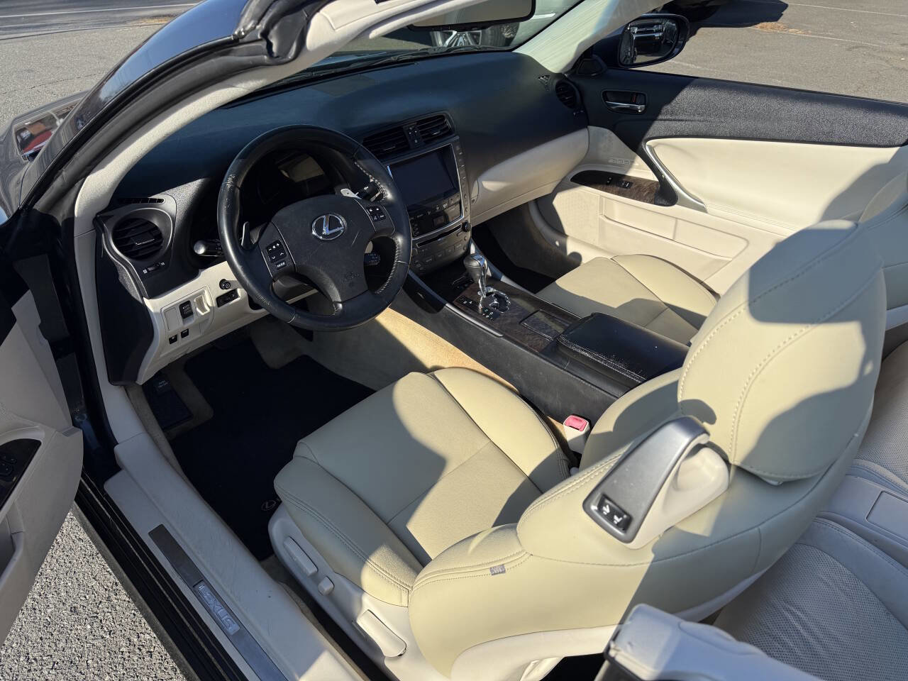 Used 2010 Lexus IS 250C image 9