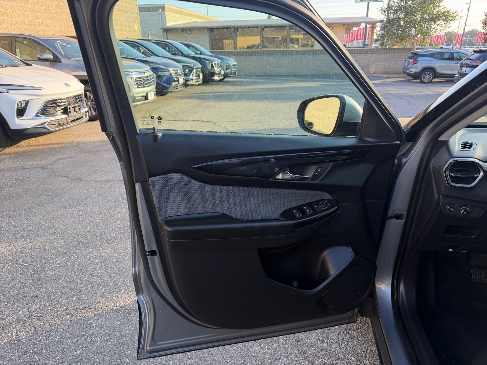 Used 2025 Chevrolet TrailBlazer LT FWD image 18