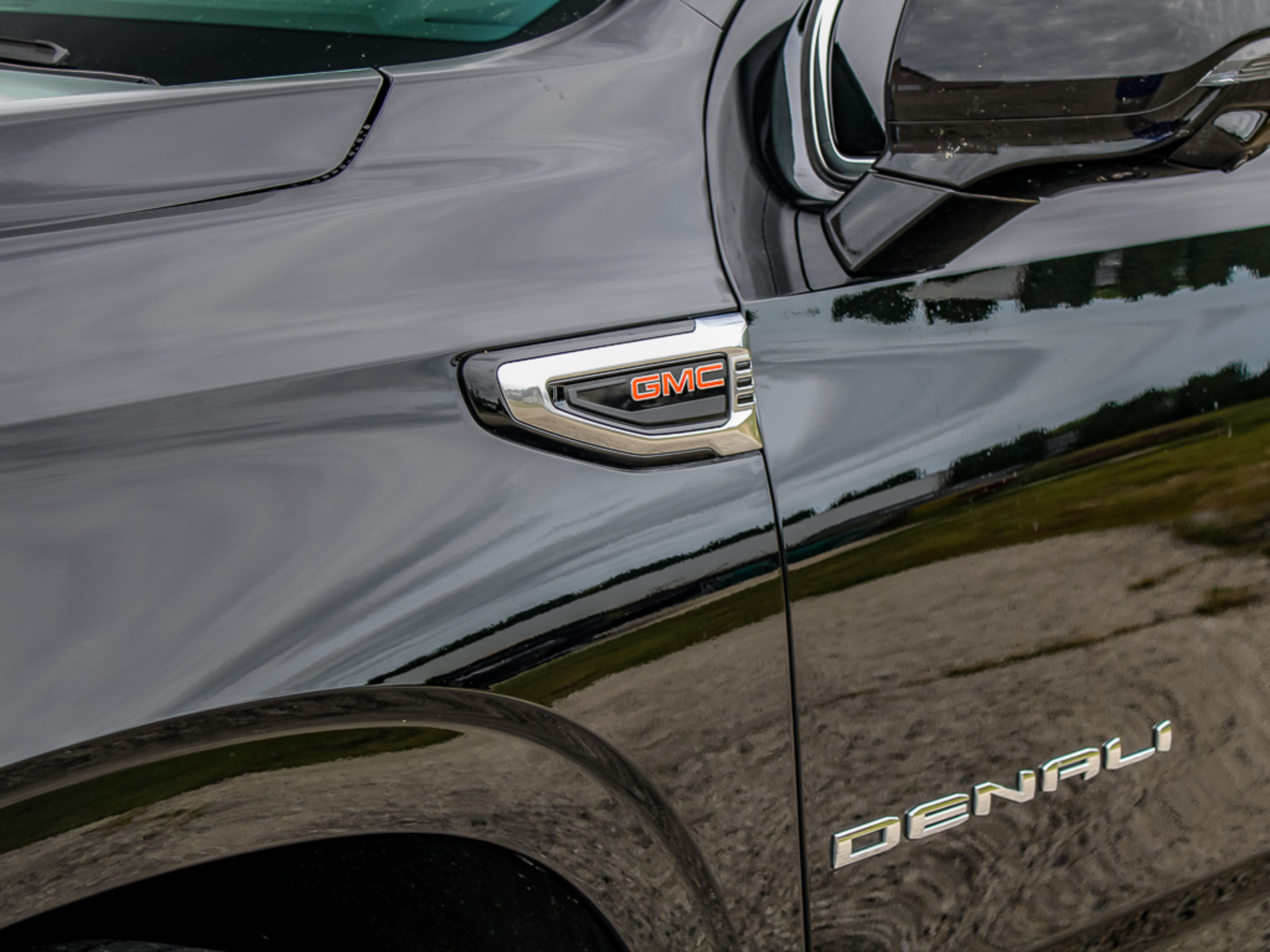 Used 2026 GMC Yukon Denali w/ Sun & Power Step Package AWD/4WD image 14