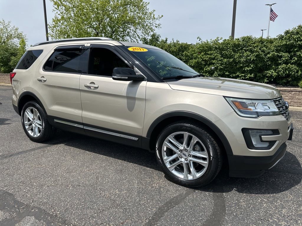 Used 2017 Ford Explorer XLT w/ Equipment Group 202A AWD/4WD image 10