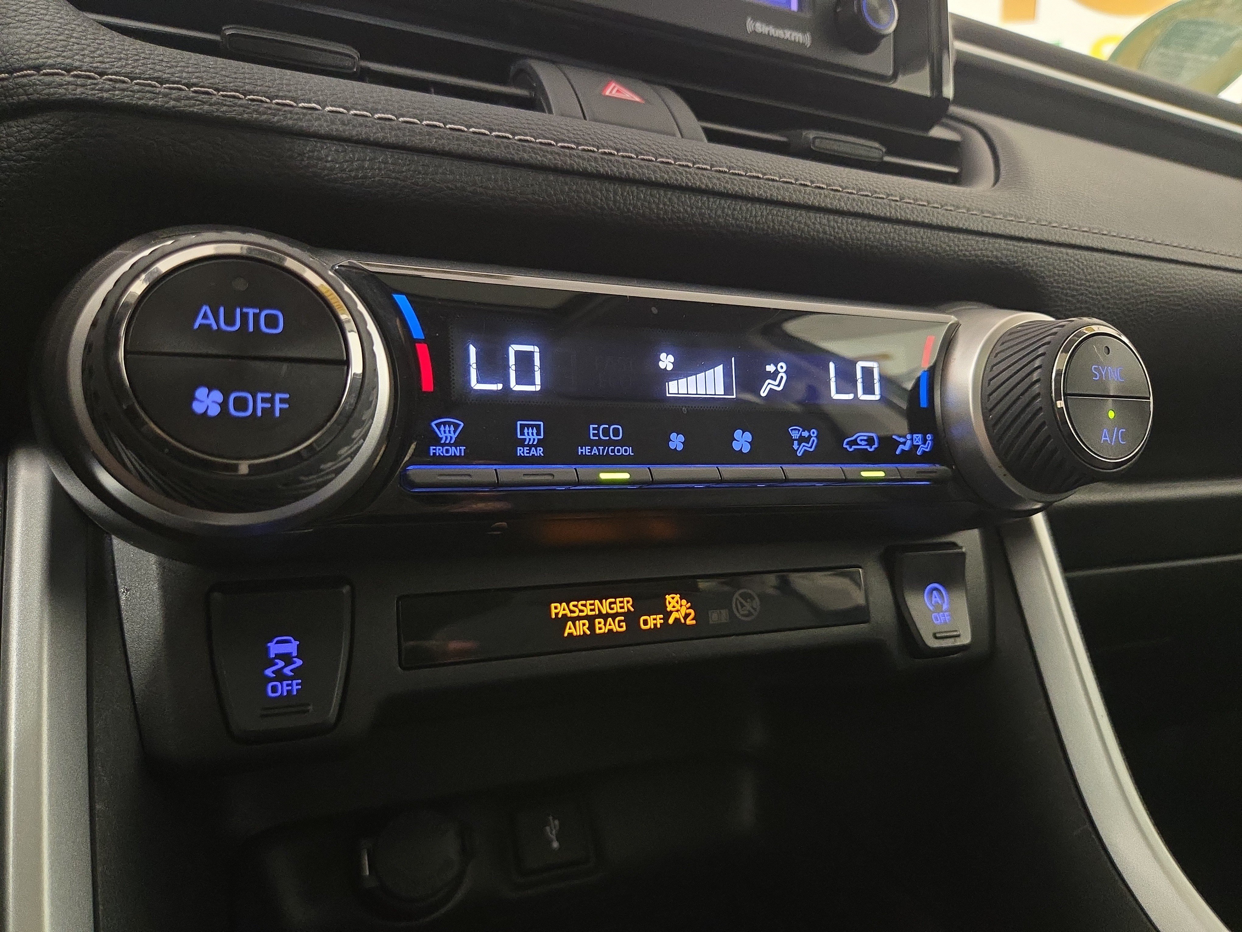 Used 2020 Toyota RAV4 XLE w/ Convenience Package FWD image 28