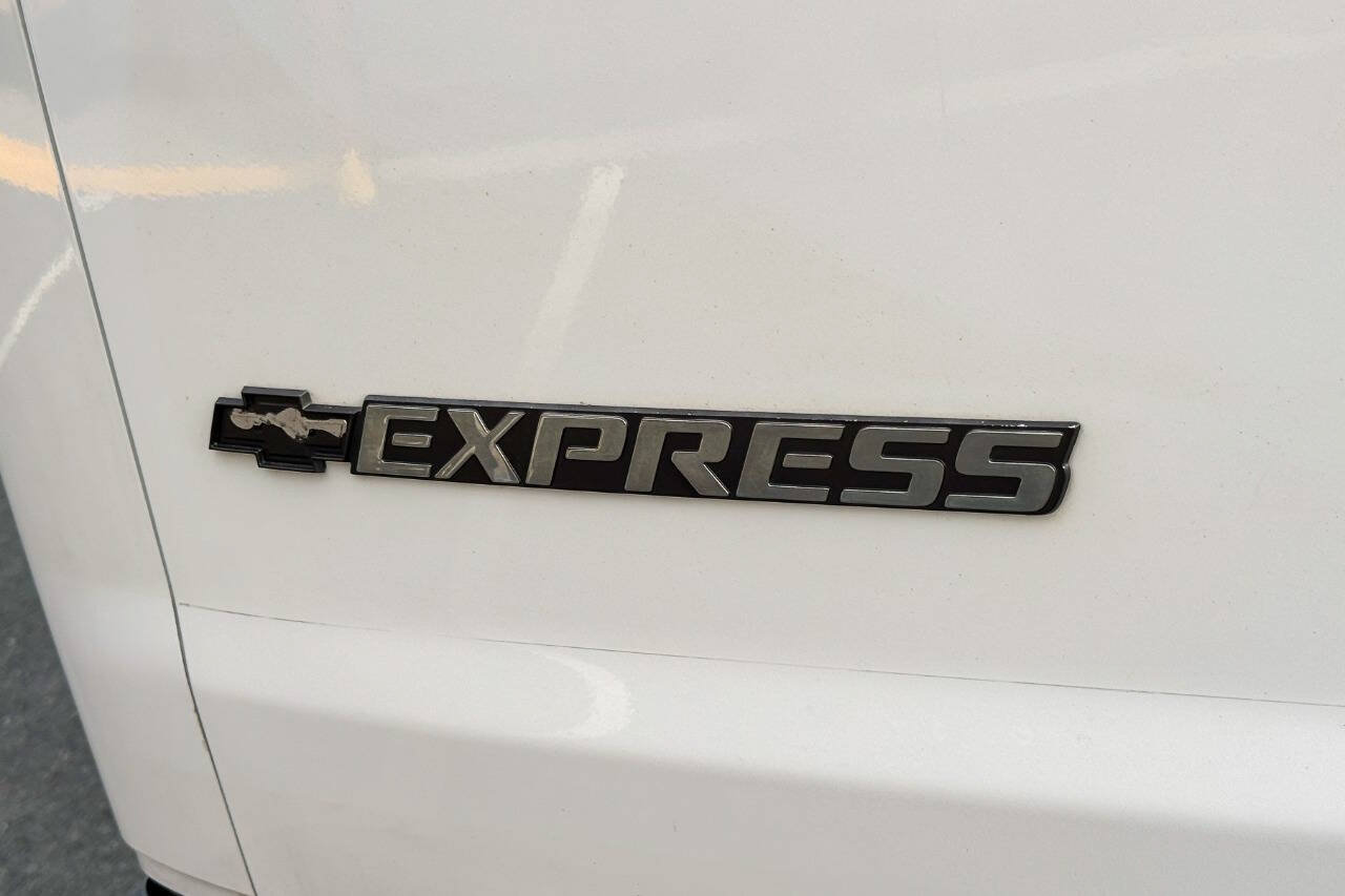 Used 2018 Chevrolet Express 2500 w/ Driver Convenience Package RWD image 16