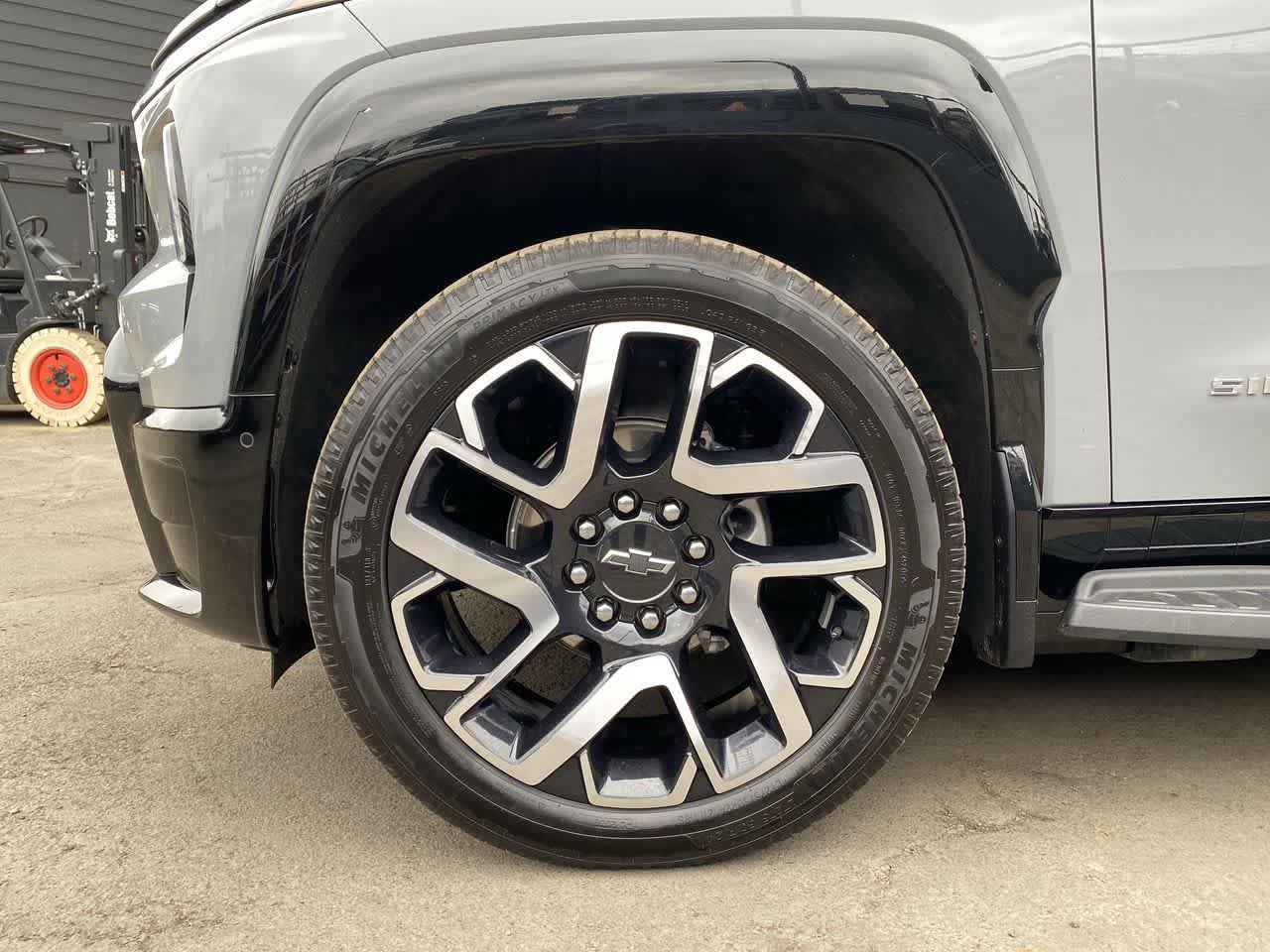 Used 2025 Chevrolet Silverado EV RST AWD/4WD image 11