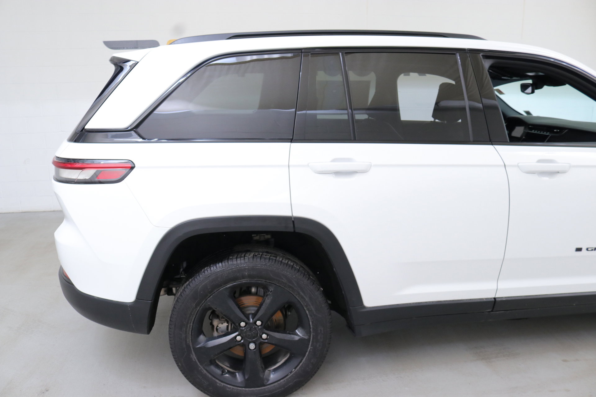 Used 2023 Jeep Grand Cherokee Altitude image 9