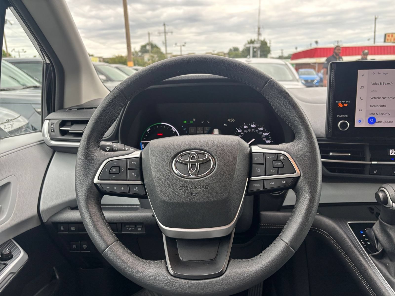 Used 2025 Toyota Sienna XLE FWD image 29