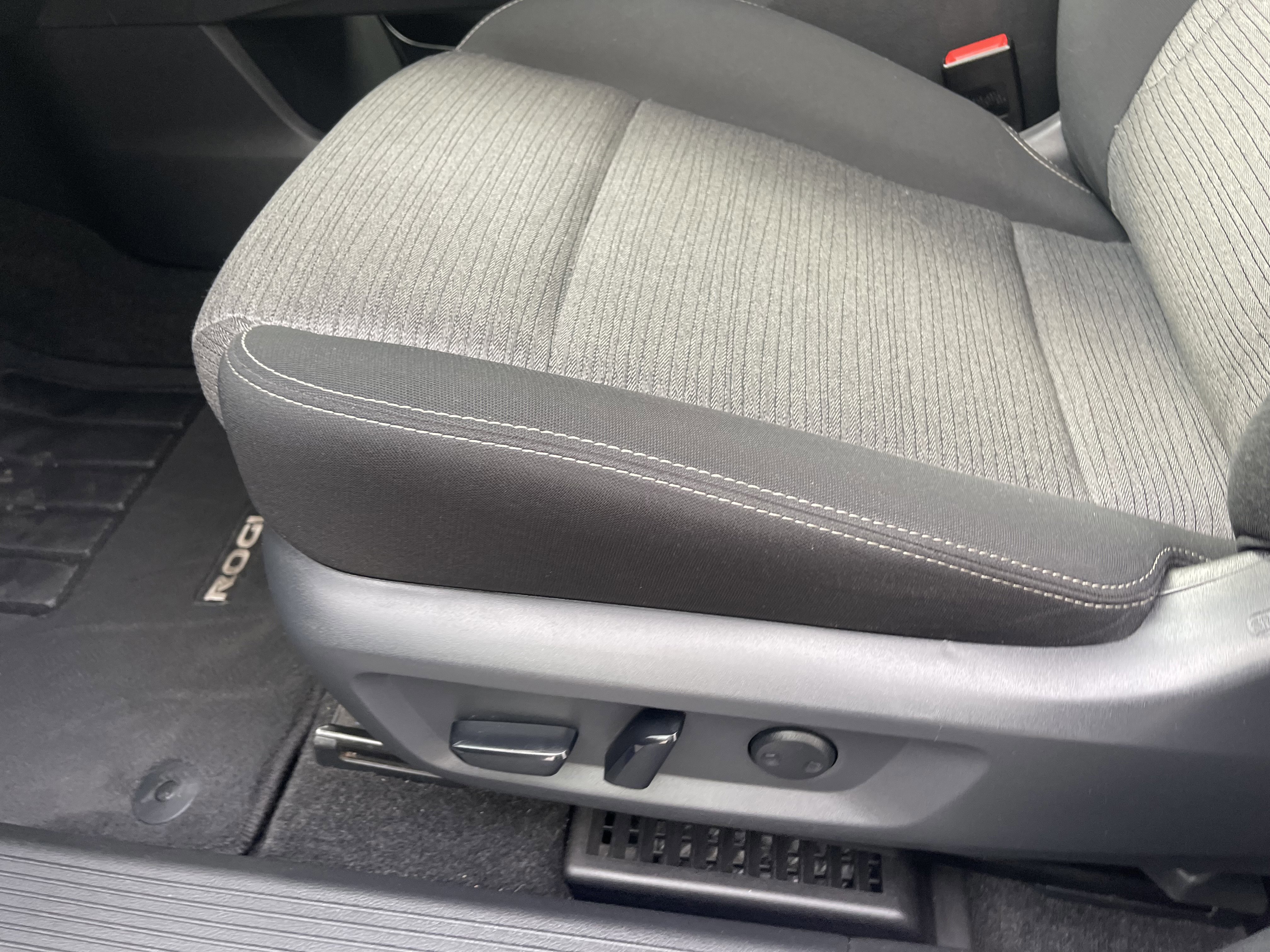 Used 2023 Nissan Rogue SV image 19