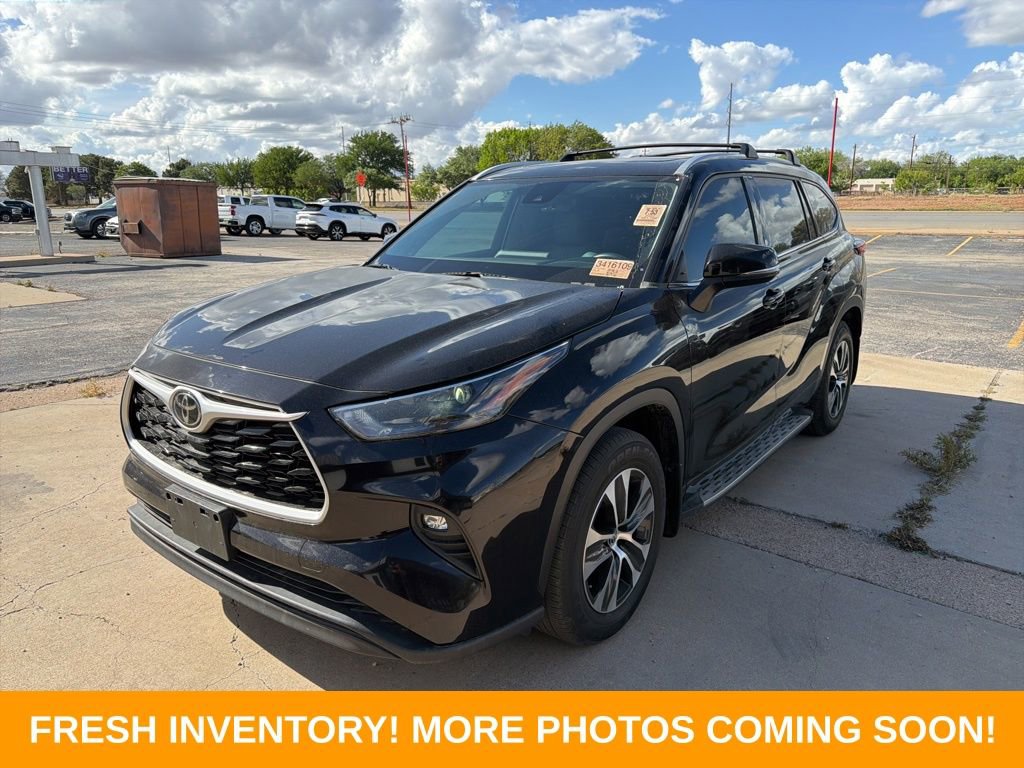 Used 2022 Toyota Highlander XLE image 3