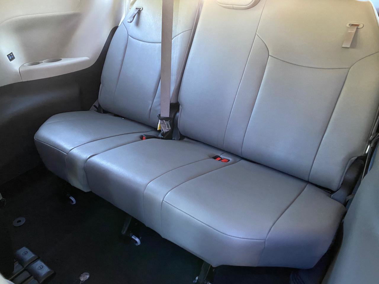 Used 2023 Toyota Sienna XLE FWD image 39