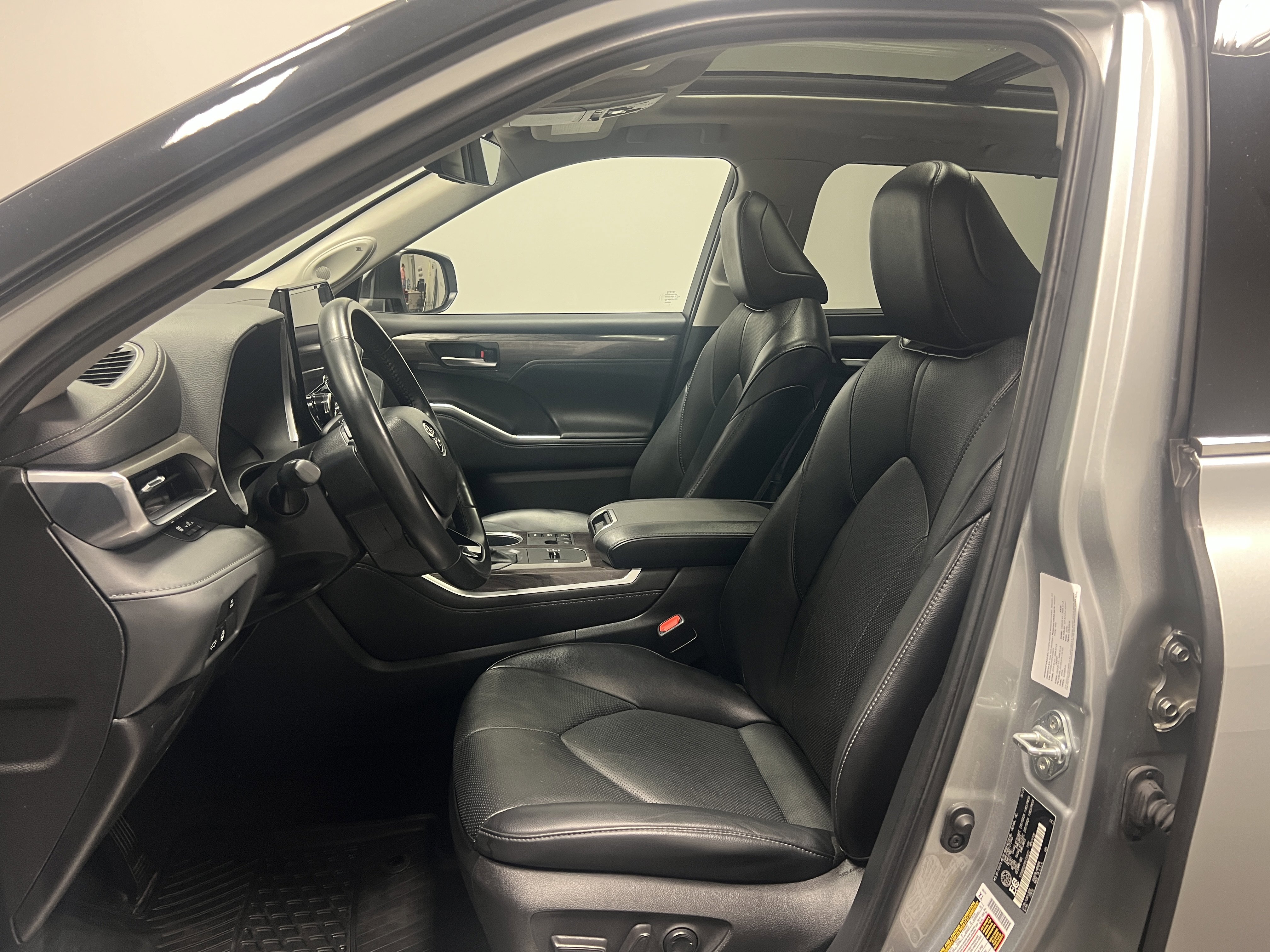 Used 2023 Toyota Highlander Limited image 16