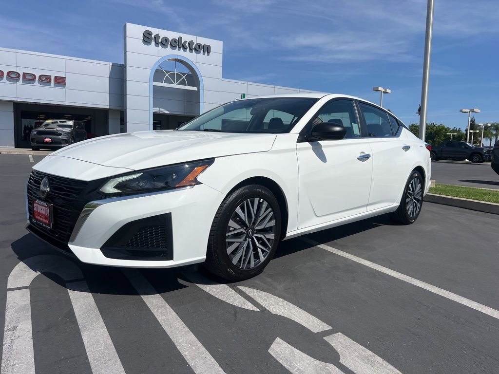 Used 2025 Nissan Altima 2.5 SV FWD image 3