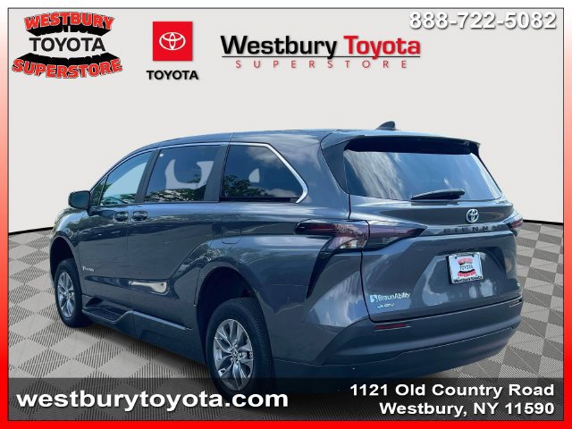 Used 2025 Toyota Sienna LE FWD image 11