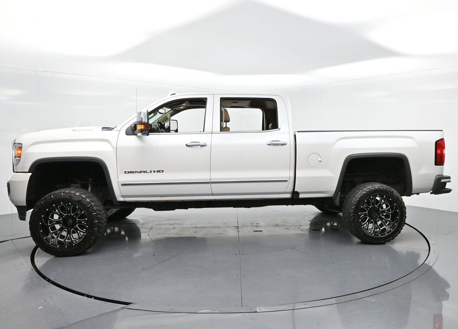 Used 2019 GMC Sierra 2500 Denali w/ Duramax Plus Package AWD/4WD image 4