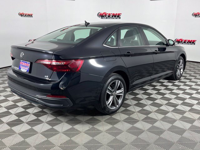 Used 2024 Volkswagen Jetta SE FWD image 3