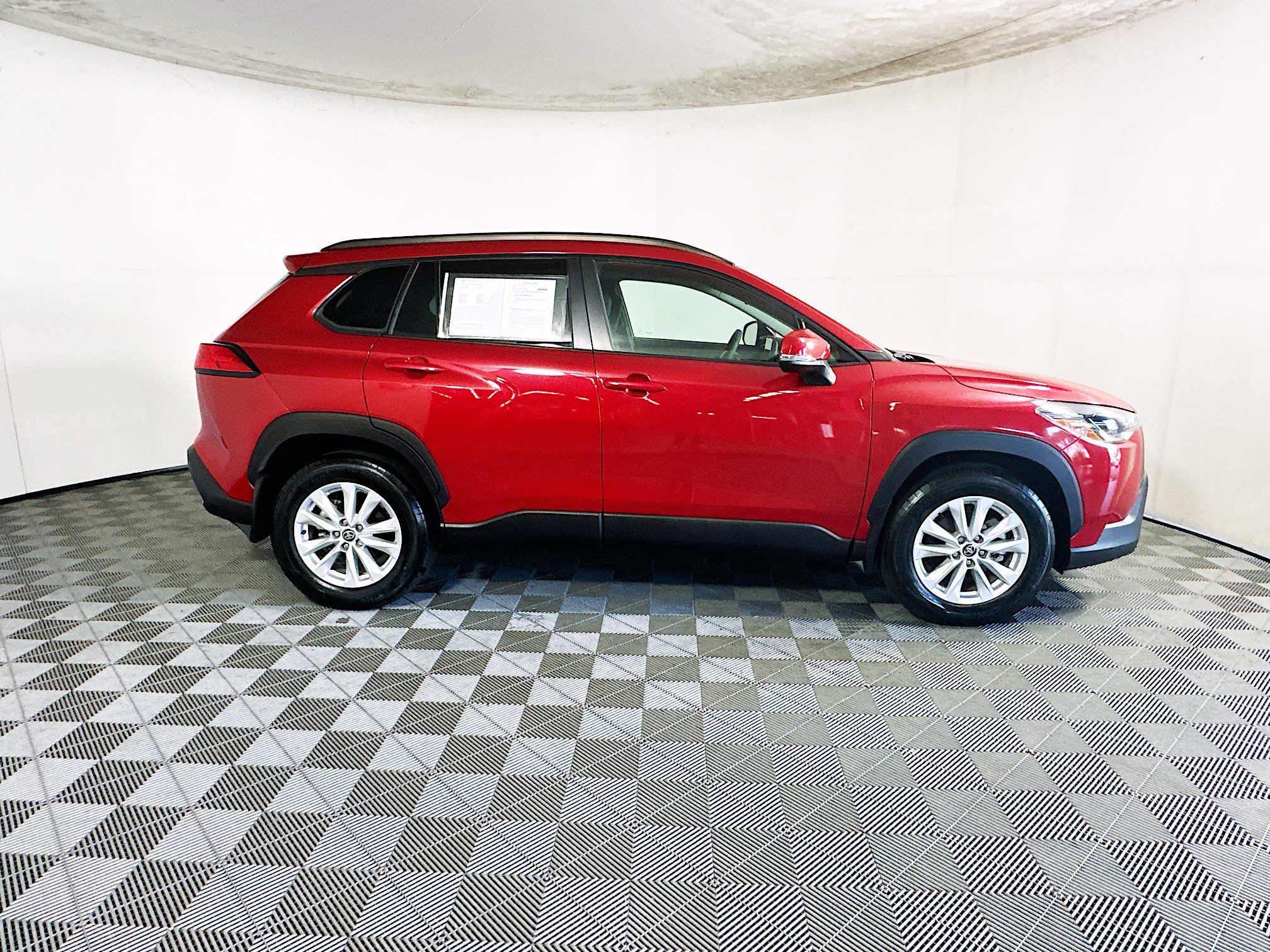 Used 2024 Toyota Corolla Cross LE w/ Moonroof Package image 2