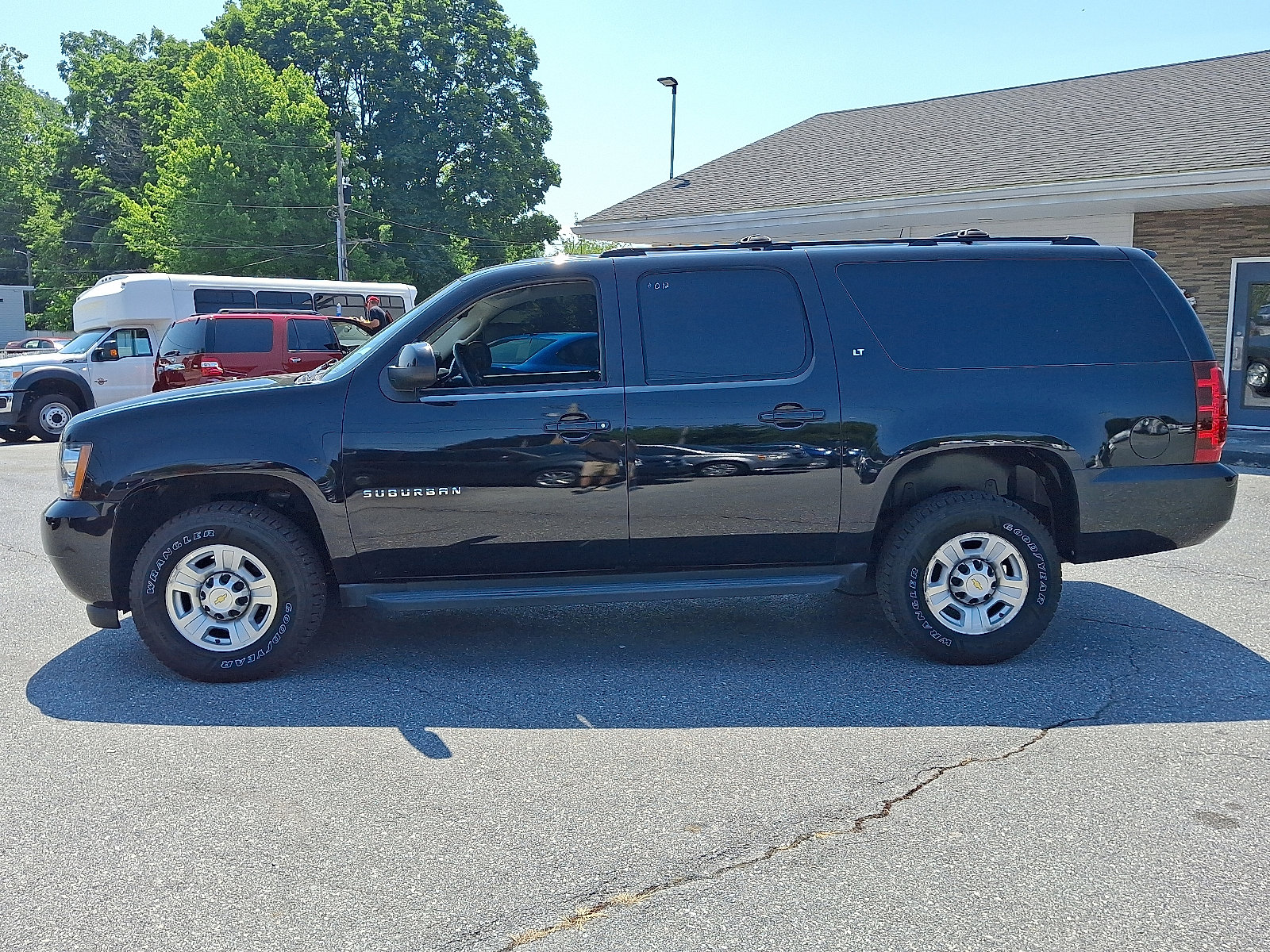 Used 2011 Chevrolet Suburban 2500 LT w/ Snow Plow Prep Package image 4