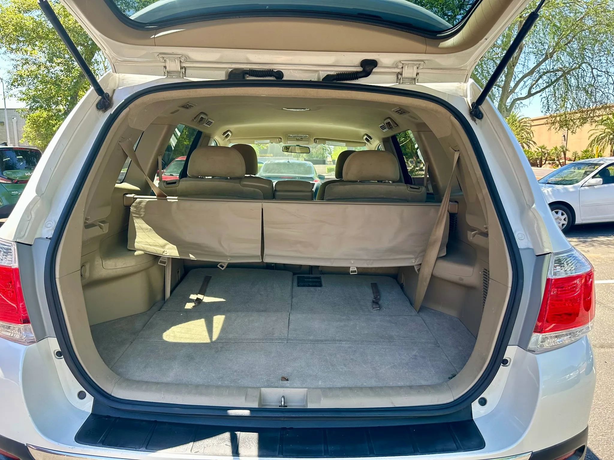 Used 2012 Toyota Highlander FWD w/ Tech Pkg image 18