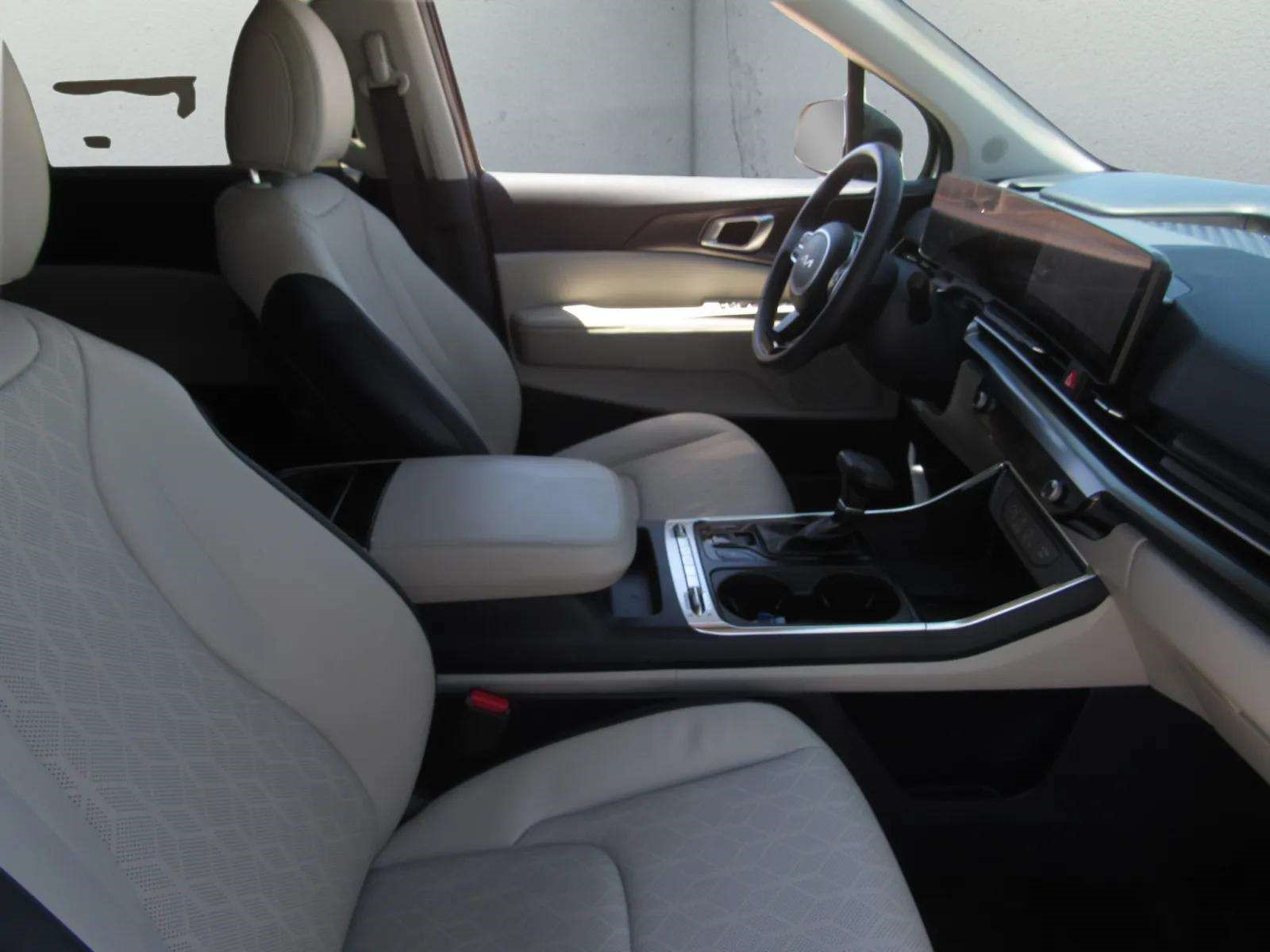 Used 2025 Kia Carnival SX w/ SX Dark Edition Package FWD image 9