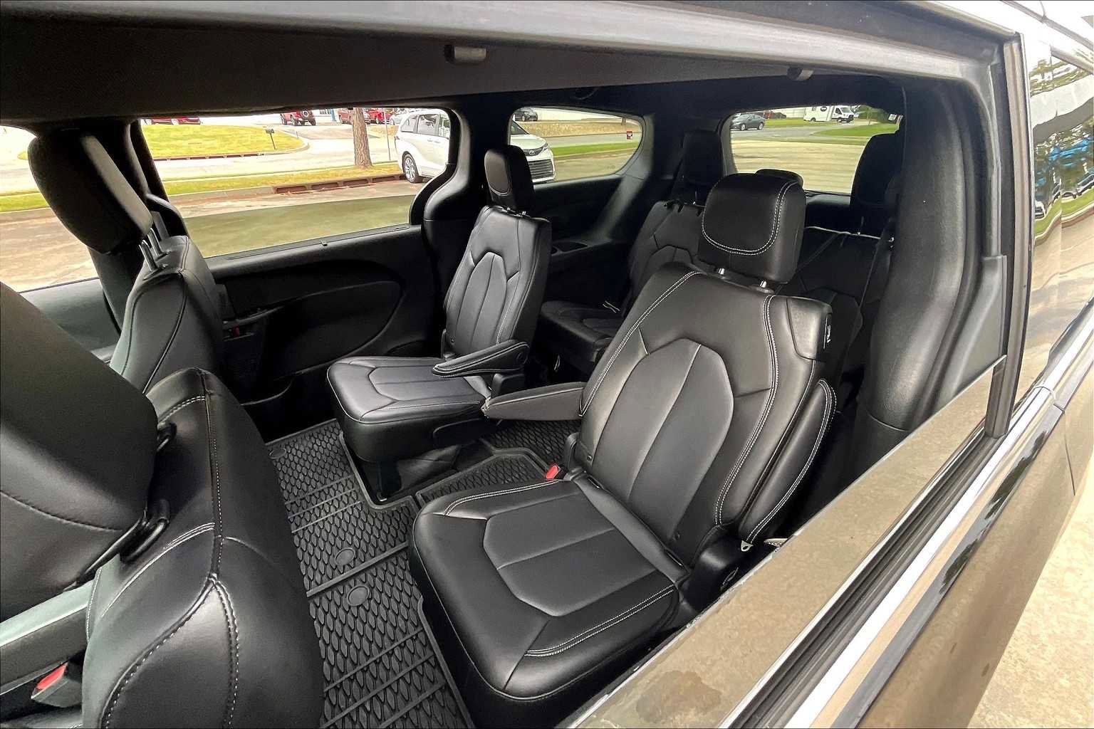 Certified 2025 Chrysler Voyager LX image 18