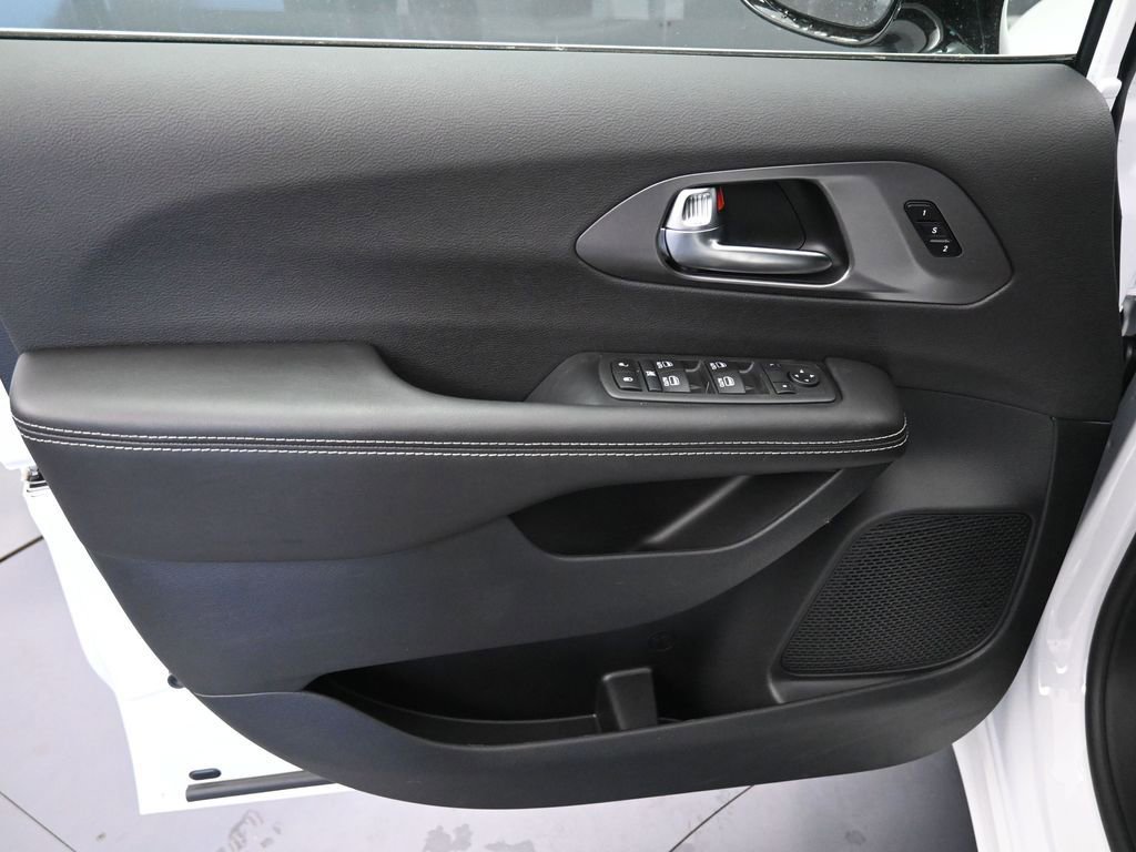 New 2026 Chrysler Pacifica Select image 18