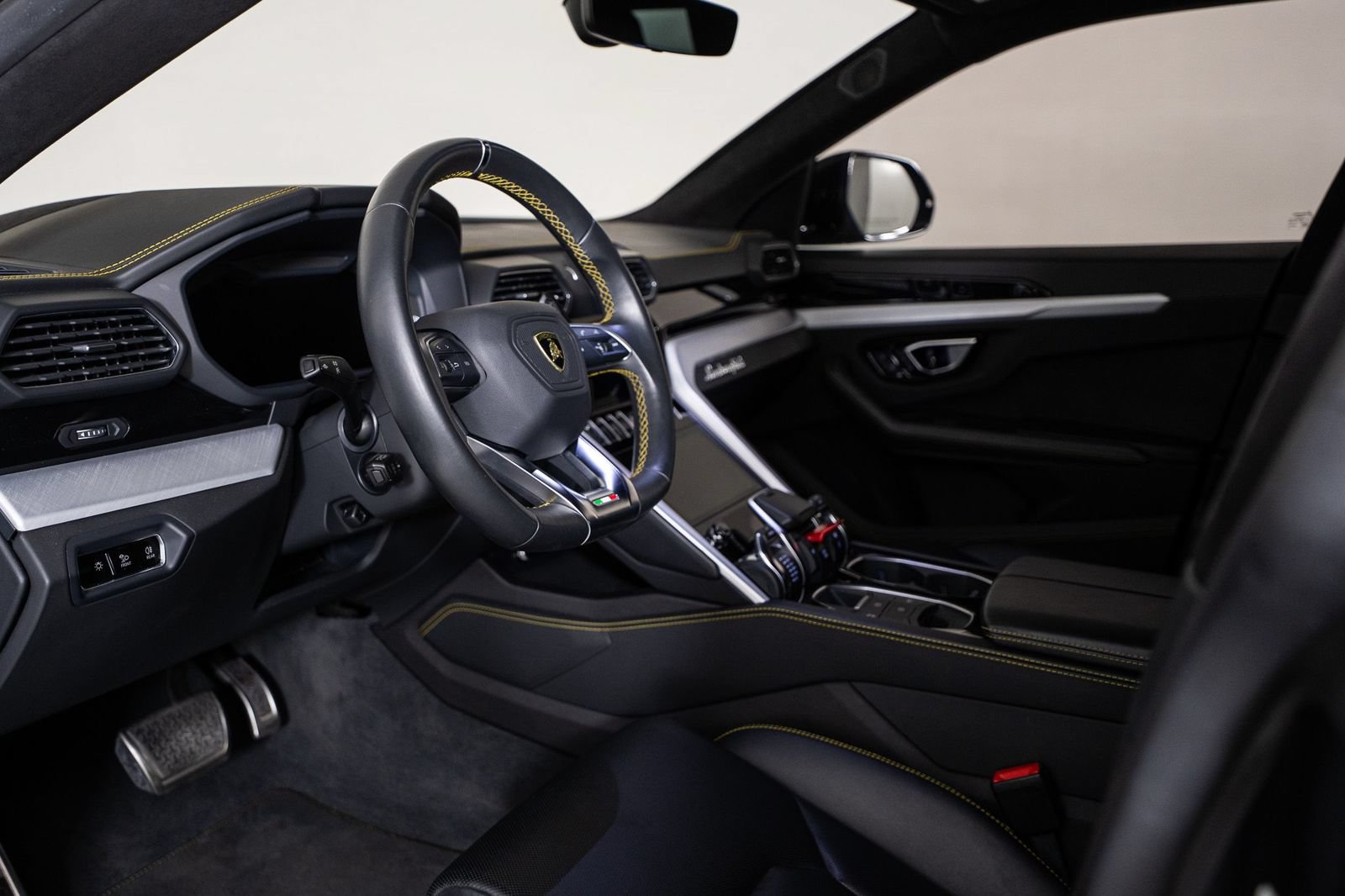 Used 2020 Lamborghini Urus AWD/4WD image 20