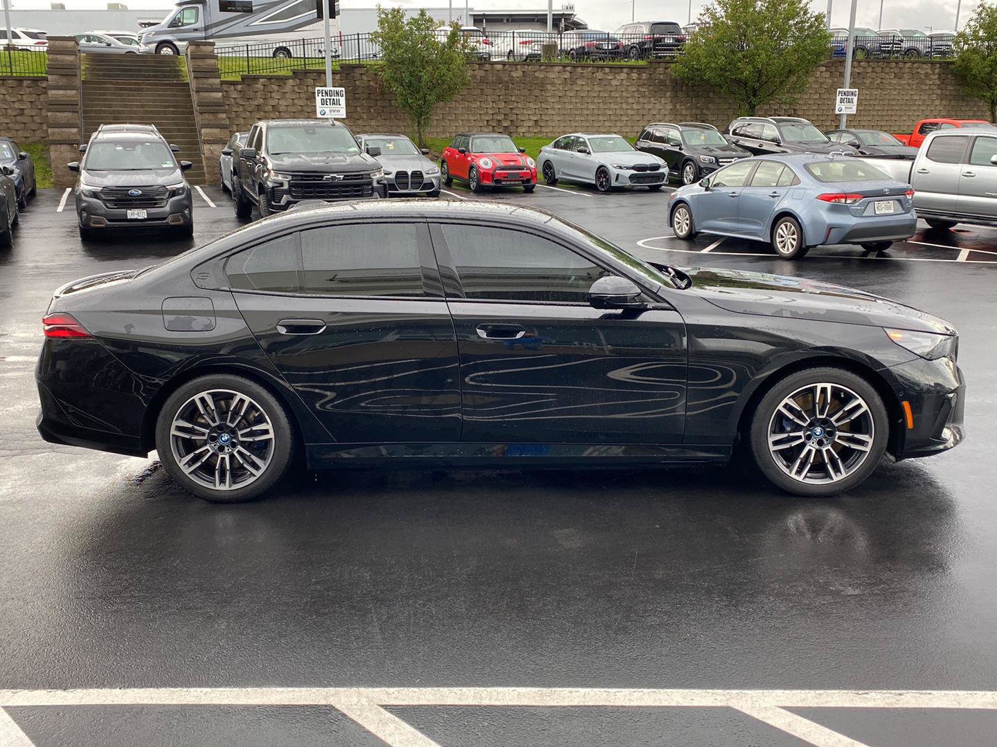 Used 2025 BMW 550e xDrive w/ Premium Package AWD/4WD image 2