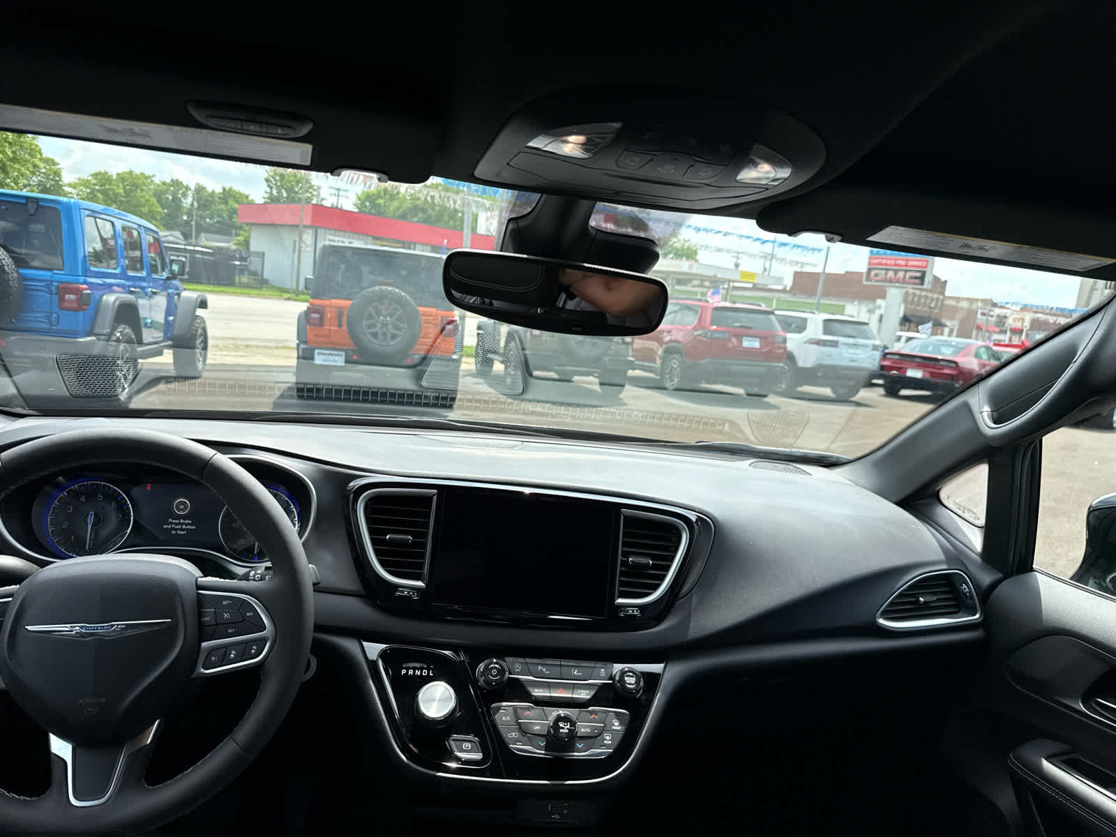 Used 2026 Chrysler Pacifica Select FWD image 11