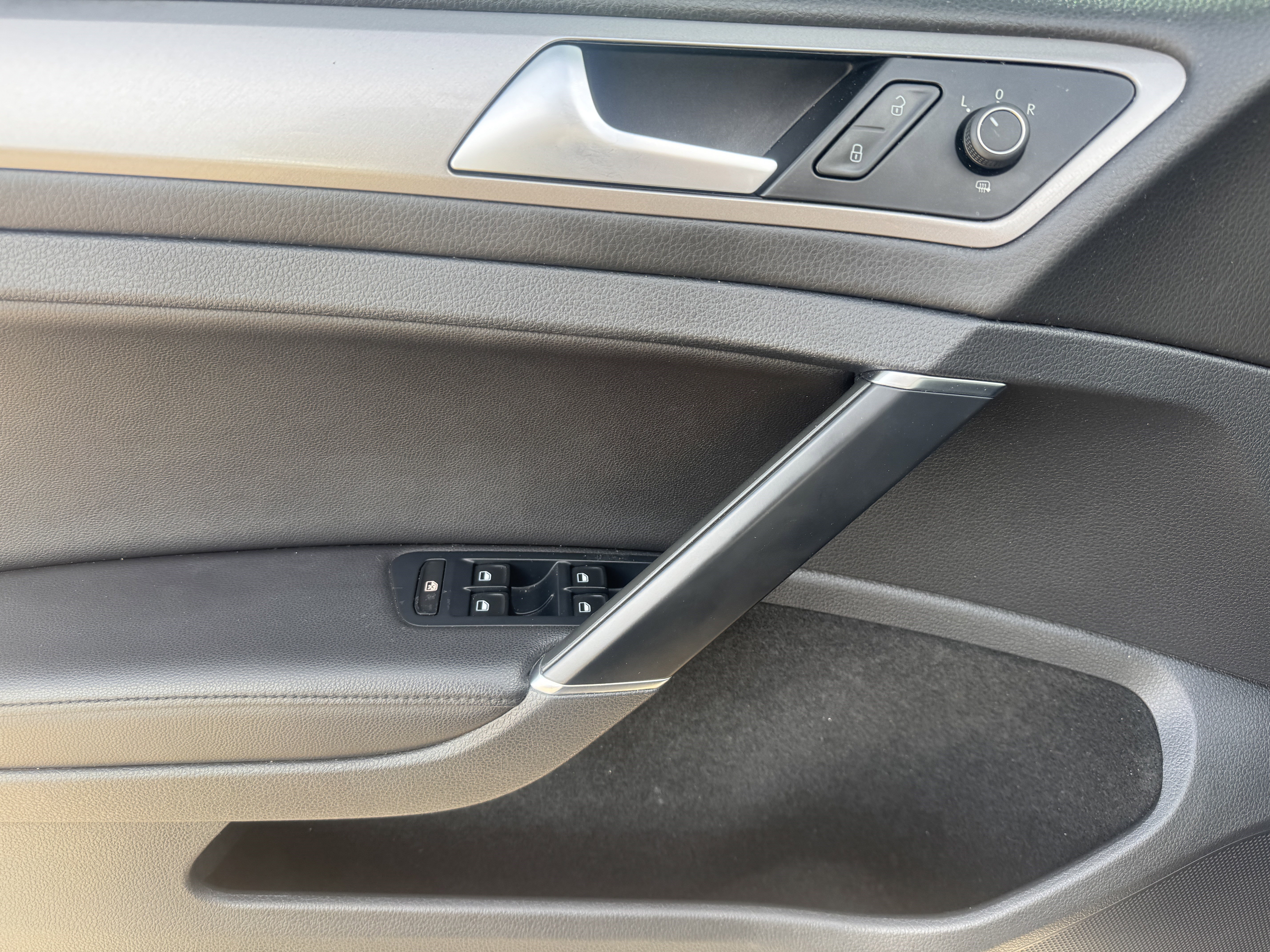 Used 2015 Volkswagen e-Golf SEL Premium image 9