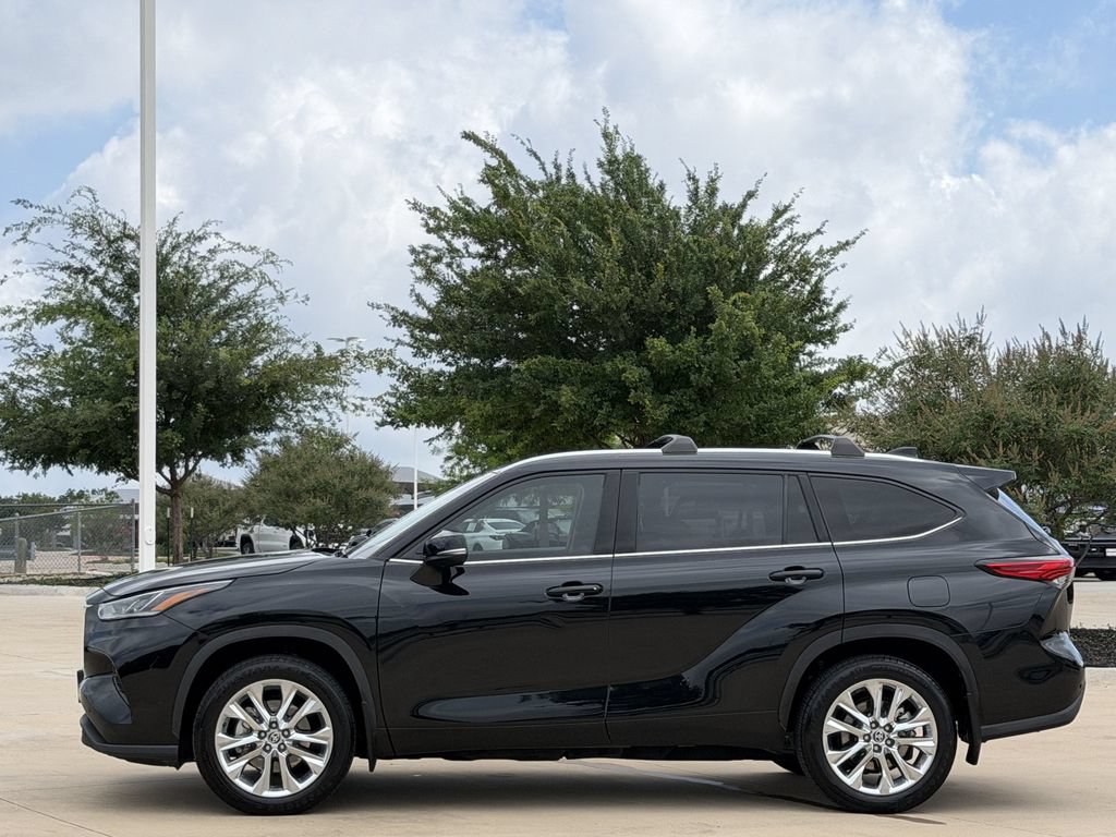 Used 2023 Toyota Highlander Limited FWD image 3