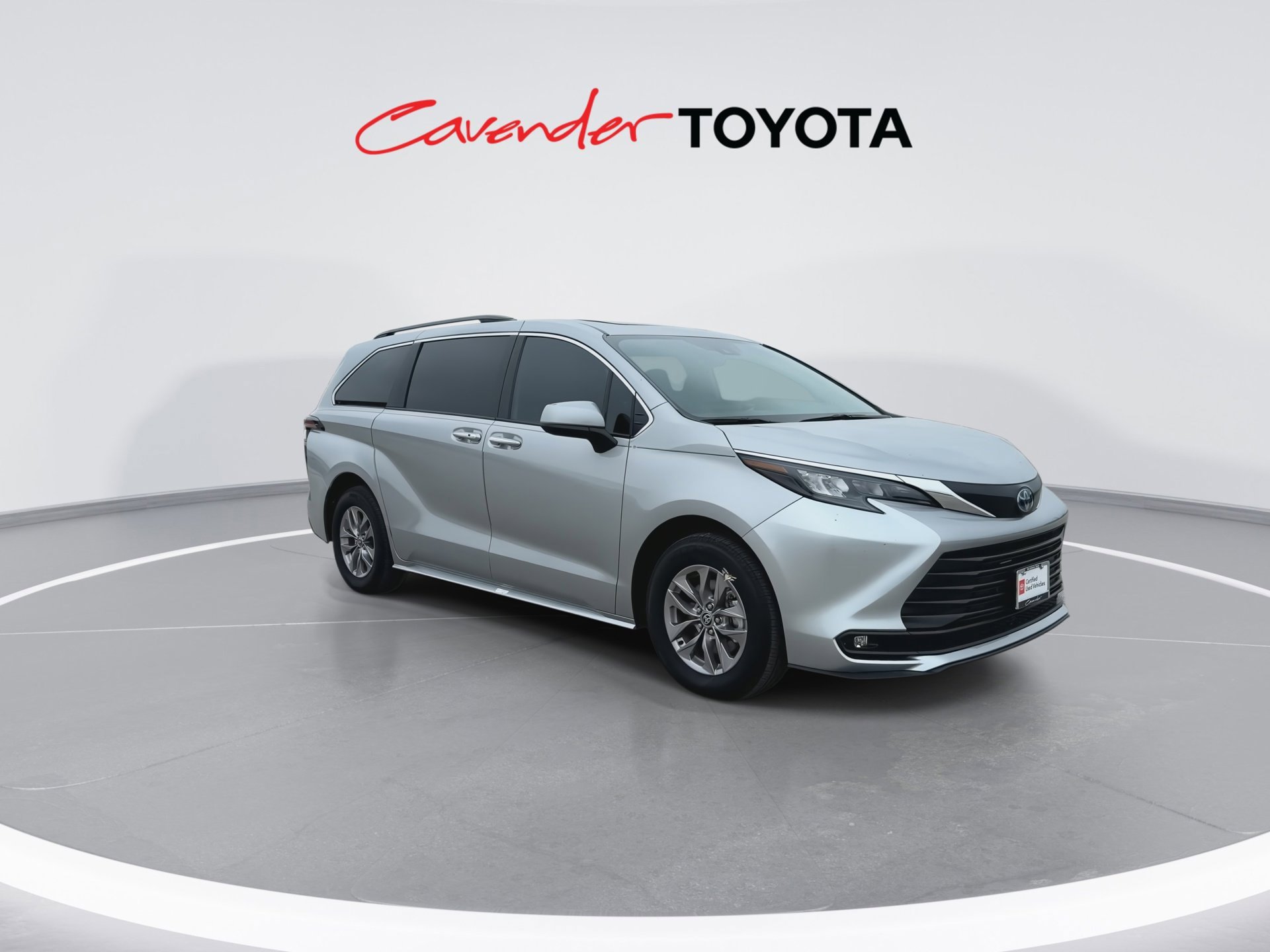 Certified 2025 Toyota Sienna XLE FWD image 2