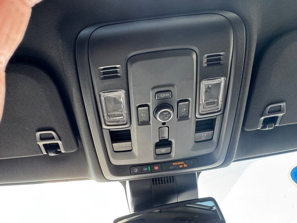 Used 2025 GMC Yukon Denali w/ Sun & Power Step Package image 28