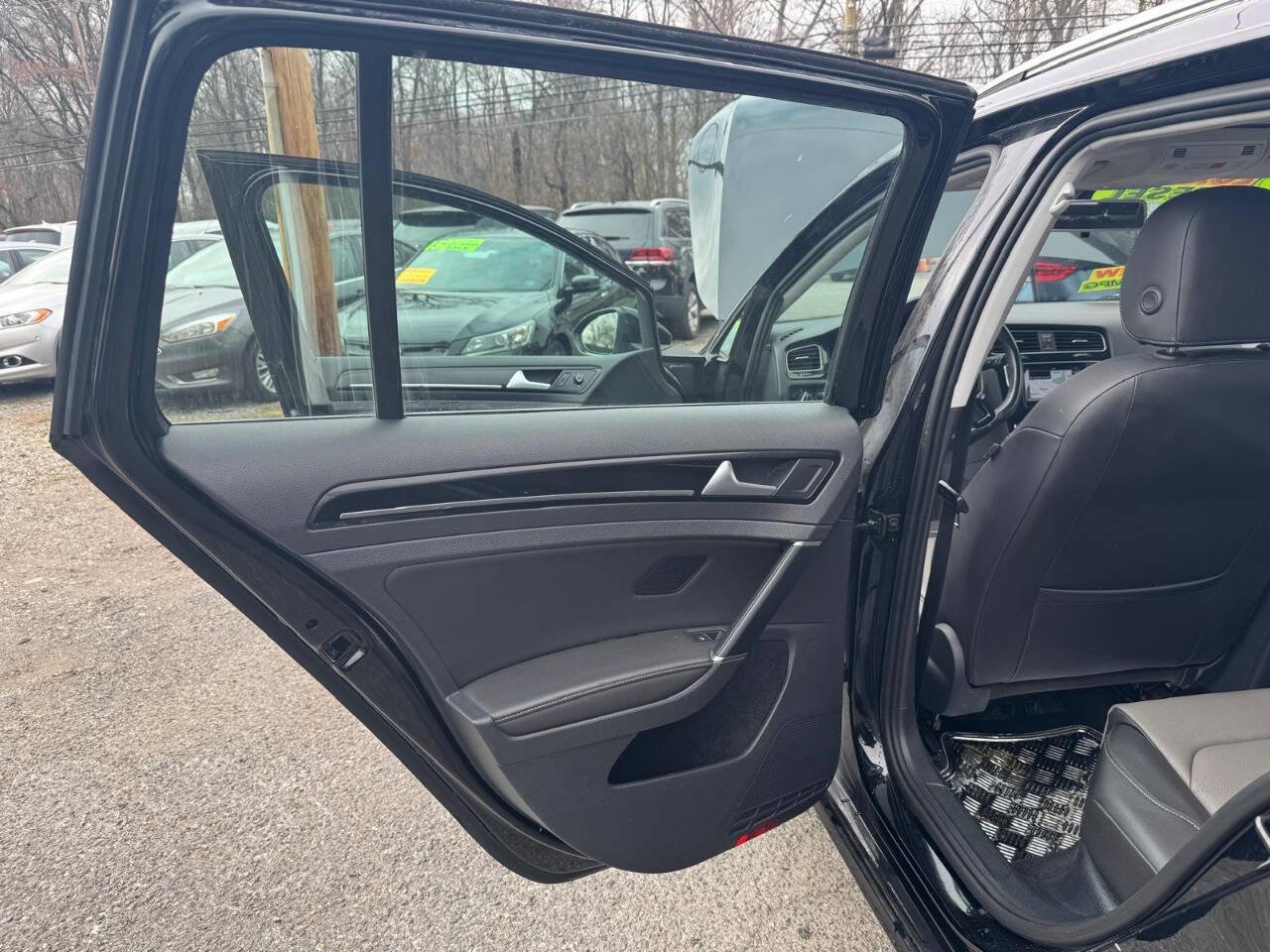 Used 2015 Volkswagen Golf TDI S image 34