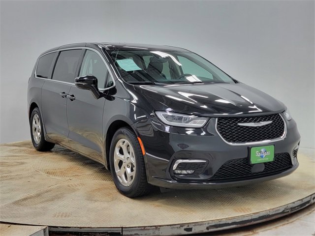 Used 2024 Chrysler Pacifica Limited image 3