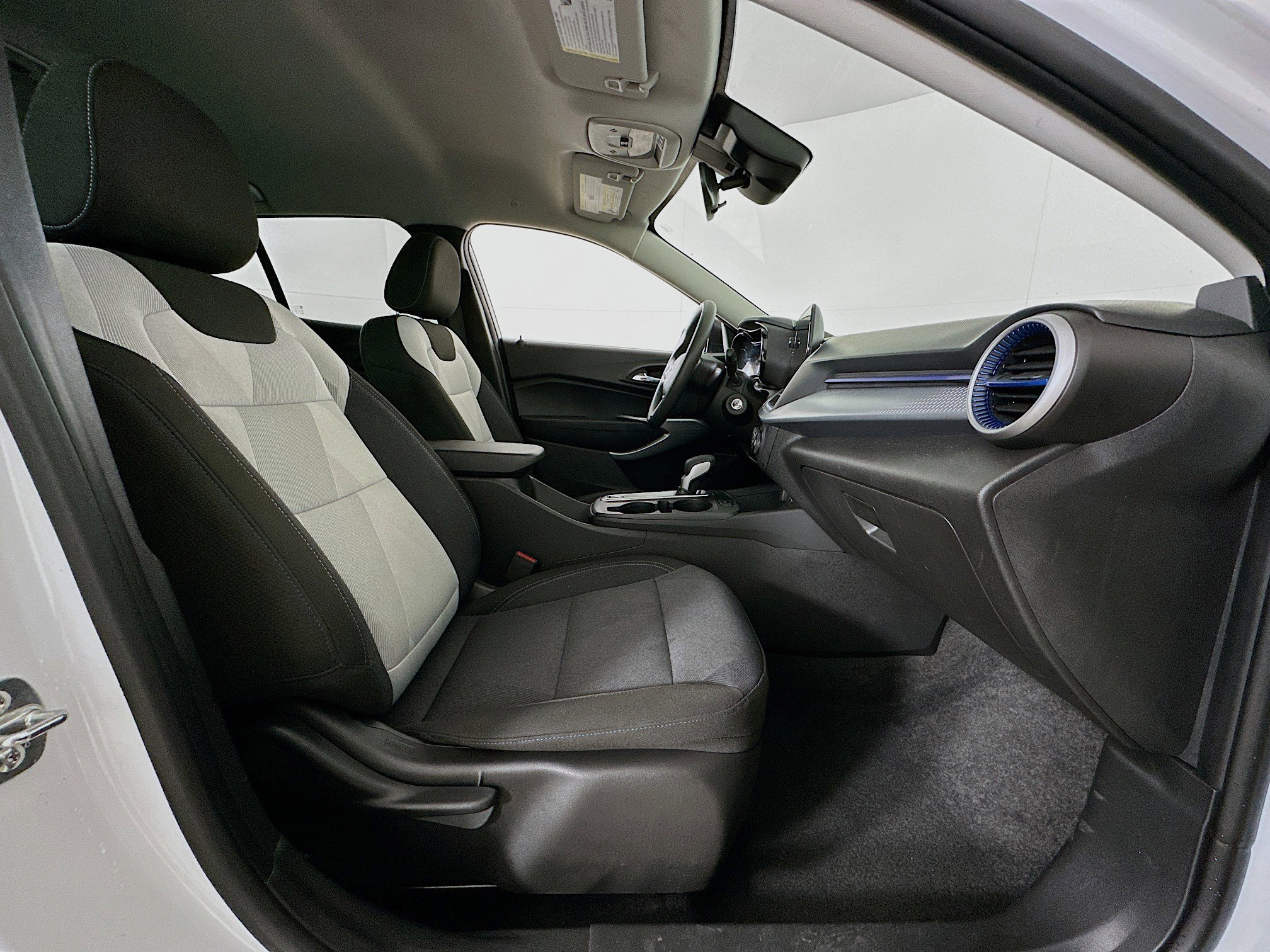 Used 2025 Chevrolet Trax LS image 29