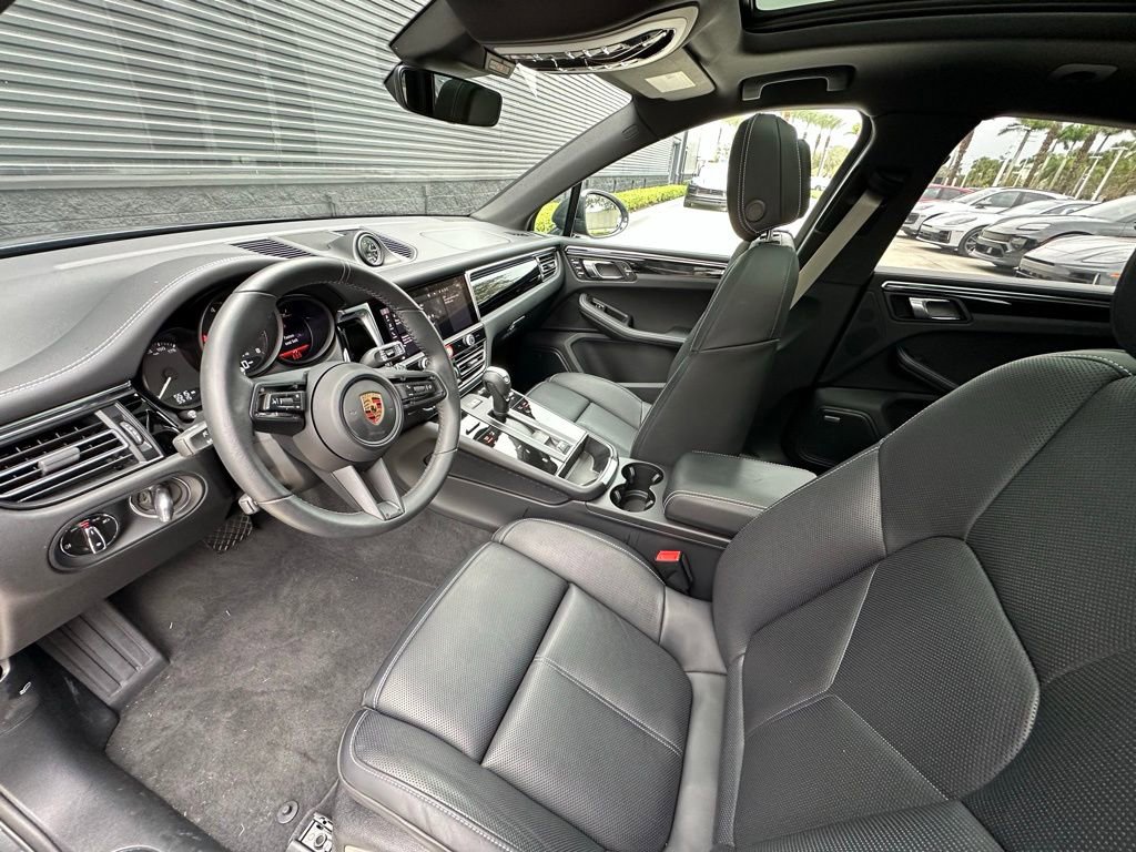 Certified 2025 Porsche Macan image 4