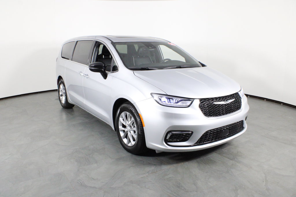 Used 2026 Chrysler Pacifica Limited FWD image 4