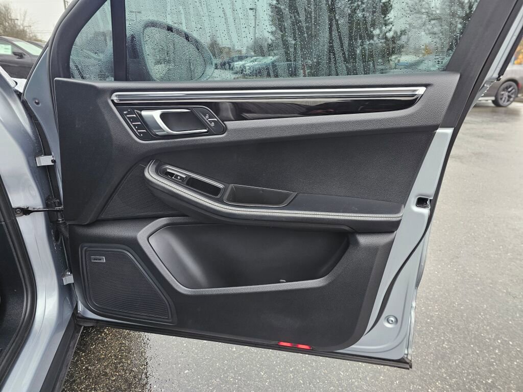 Used 2023 Porsche Macan w/ Premium Package Plus image 10