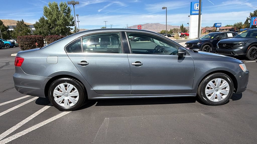 Used 2013 Volkswagen Jetta SE FWD image 2
